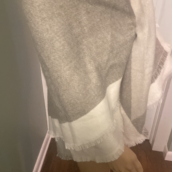 LC Lauren Conrad super soft Shaw! - Picture 5 of 5